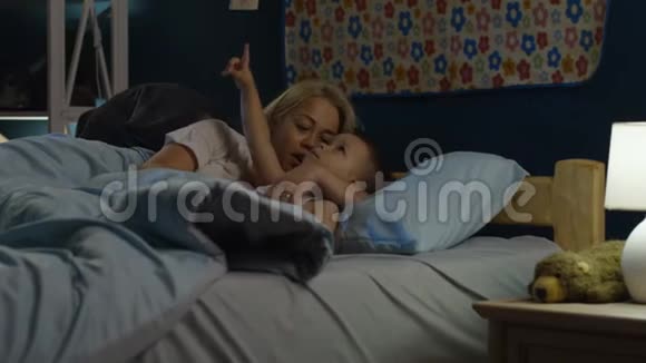 女人在睡觉前和男孩说话视频的预览图