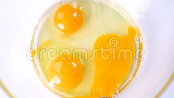 新鲜有机蛋掉进玻璃碗里慢吞吞视频的预览图
