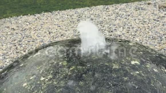 现代的喷泉一个巨大的石球水流视频的预览图