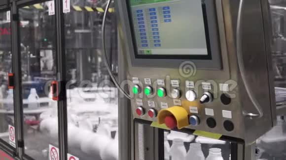 现代工业控制面板剪辑现代工业控制面板隔离在白色上包括裁剪路径视频的预览图
