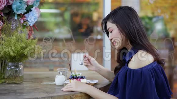 女人吃蓝莓奶酪蛋糕视频的预览图