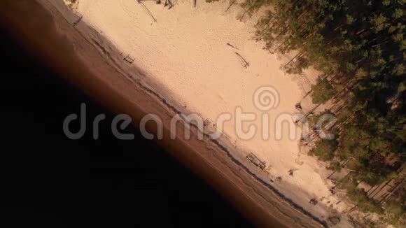 空中白沙丘在瓦尔努克罗斯的里鲁佩河黄金时间日落顶部从上面无人机拍摄视频的预览图