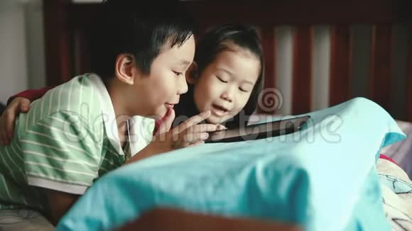 亚洲儿童使用数字平板电脑转移注意力视频的预览图