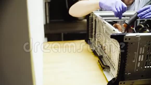 男性手清洁电脑系统视频的预览图