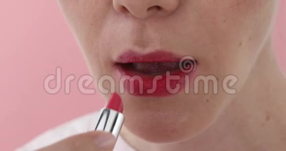 特写女性唇贴粉色口红视频的预览图
