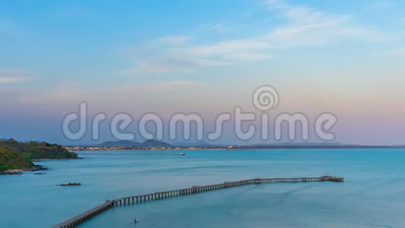 泰国Rayong的木桥到海的白天到晚上的时间视频的预览图