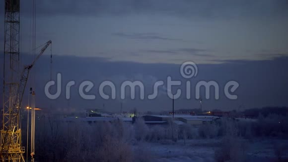 夜间工业城市背景的时间推移视图带有烟囱的工业景观污染视频的预览图