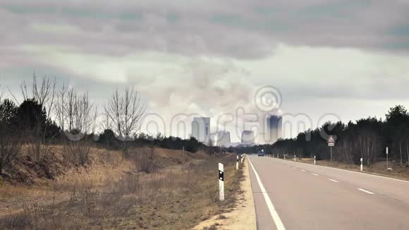 核电站冷却系统背景中巨大的云和烟视频的预览图
