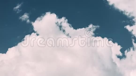 明亮的蓝天随着白色蓬松的云彩而流逝多云的天空蓝色的阳光云视频的预览图