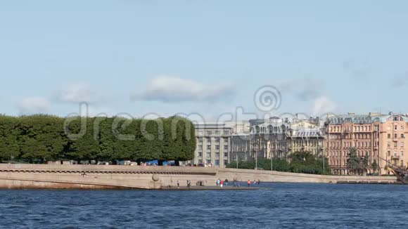 瓦西里耶夫斯基岛和游览船在涅瓦河夏季圣彼得堡俄罗斯视频的预览图