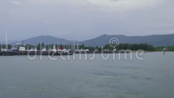 一个港口和山脉的长镜头视频的预览图