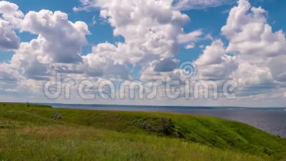 伏尔加河上空的云视频的预览图