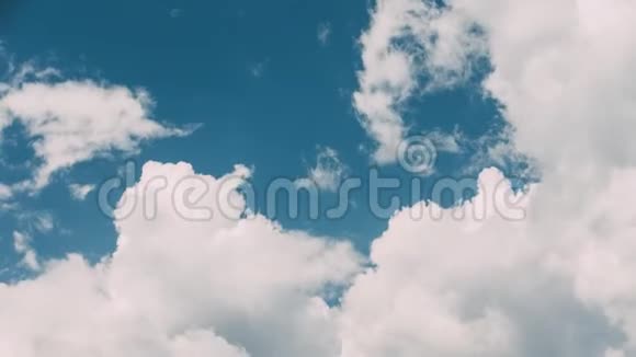 明亮的蓝天随着白色蓬松的云彩而流逝多云的天空蓝色的阳光云视频的预览图