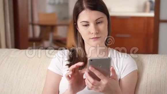 家里的女人用手机年轻女性专业人士在智能手机上交谈浏览视频的预览图