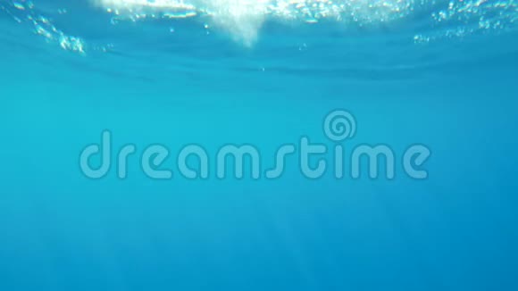 4k慢动作水下视频阳光透过海面照射视频的预览图