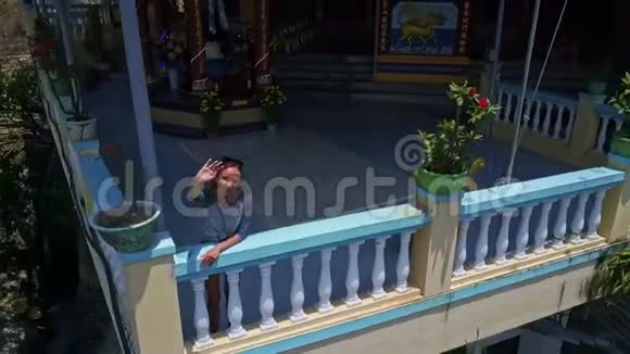 天桥从露台上的女孩移除并展示古寺视频的预览图