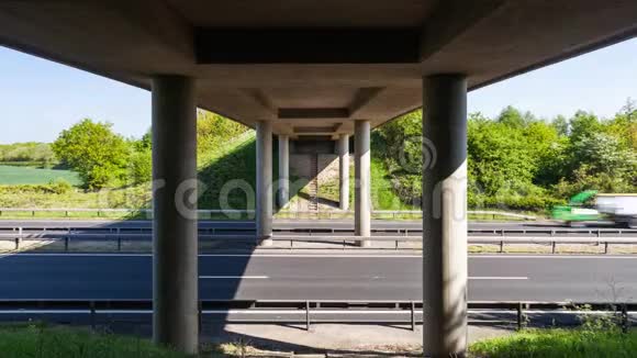 繁忙的高速公路桥下的汽车交通视频的预览图