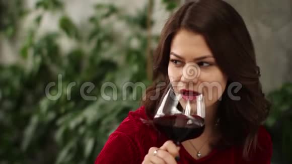 很漂亮的调情女人喝酒视频的预览图