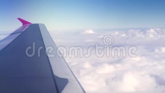 机翼飞机在白云和蓝天景观上从窗户看蓝天白云多云视频的预览图