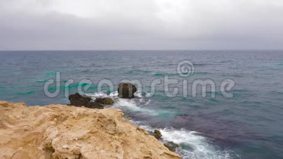 有地平线的海景阴天有岩石的海浪视频的预览图