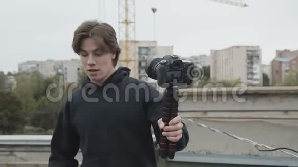 英俊的记者自己在街顶拍摄一段视频4K视频的预览图