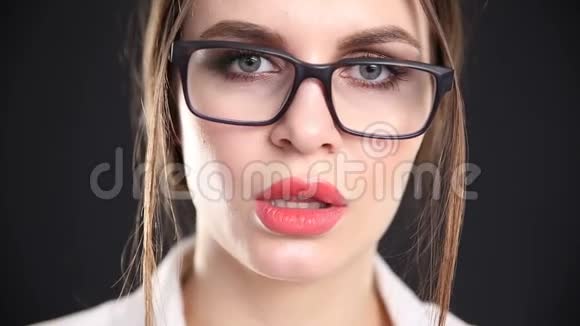 一位戴着黑色背景眼镜的美女的肖像视频的预览图