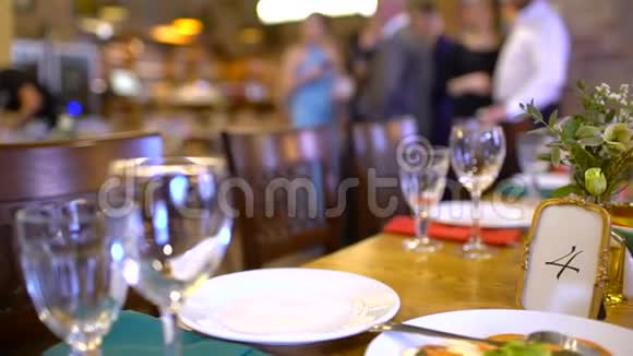 为婚礼晚餐装饰的桌子为会议或聚会准备的优雅宴会桌为视频的预览图
