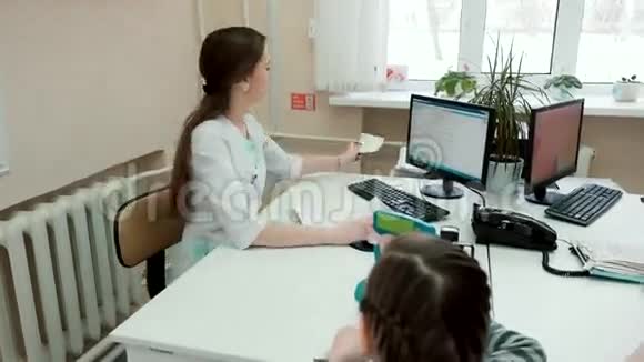 妈妈和女儿在妇科医生约会视频的预览图