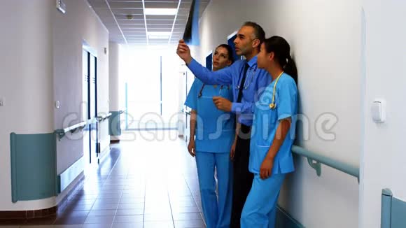 医生和护士看x光视频的预览图
