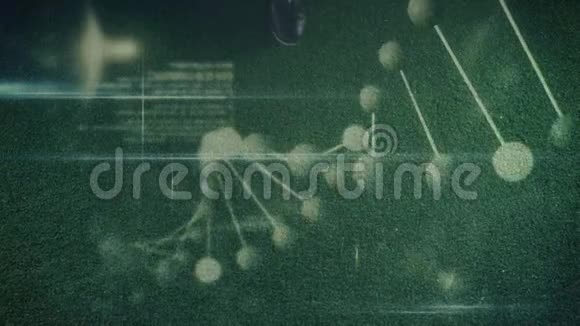 用橄榄球运动员踢球旋转DNA链的动画视频的预览图