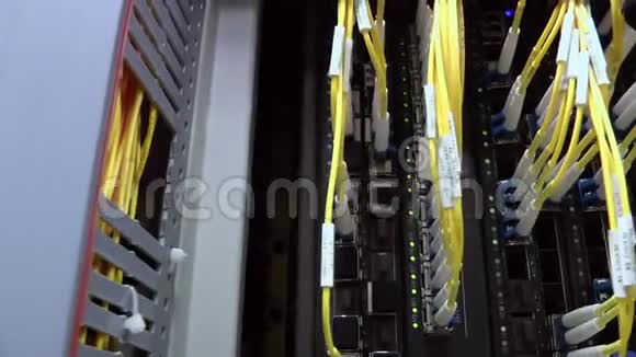 光纤电缆连接器活动指示器闪烁视频的预览图
