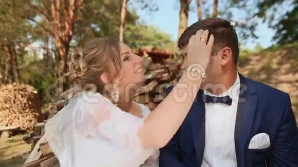 新娘和新郎在户外互相抚摸对方脸结婚视频的预览图