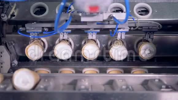 冰淇淋生产线冰淇淋在杯子里圆锥体在冰淇淋工厂的传送带上移动视频的预览图