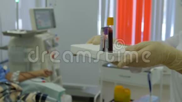 血液透析中心连接一个人视频的预览图