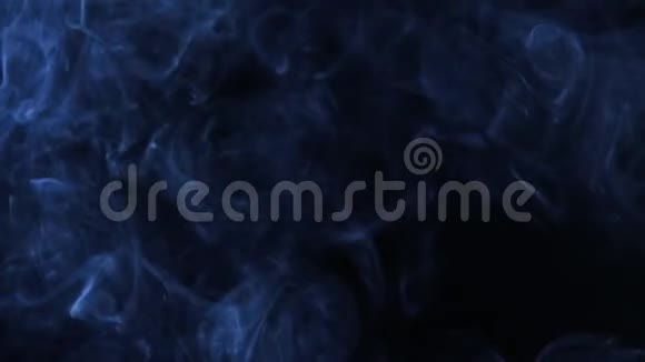 黑色背景的蓝色烟雾无形状喷射视频的预览图