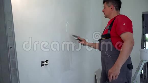 专业工人工人抹灰墙与视频的预览图