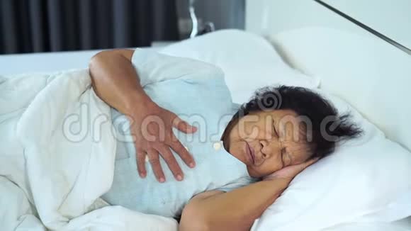 有心脏问题的老年妇女视频的预览图