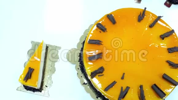 从n个橙色蛋糕上方的镜头镜头从左向右移动视频的预览图
