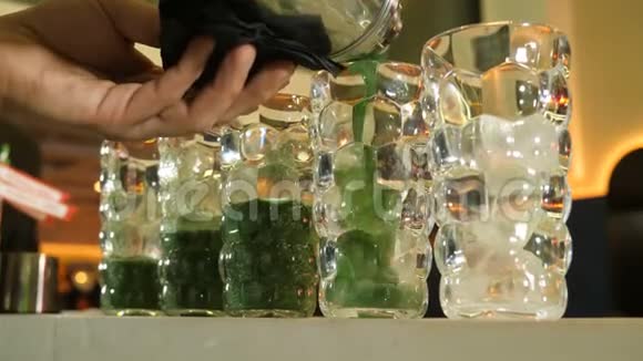 鸡尾酒酒壶搅拌摇瓶的过程配料倒在五杯上呈现视频的预览图