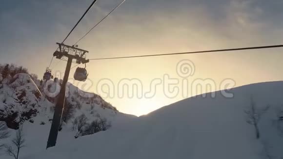 从滑雪坡的木轮射击视频的预览图