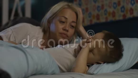 女人在睡觉前和男孩说话视频的预览图