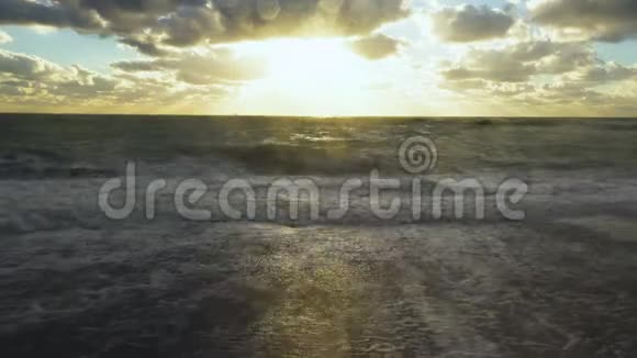 海浪翻滚撞击着卵石滩视频的预览图