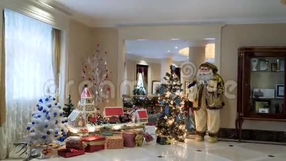 舒适的酒店大厅的圣诞装饰视频的预览图