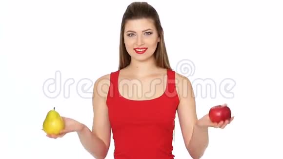 女人在苹果和梨之间选择视频的预览图