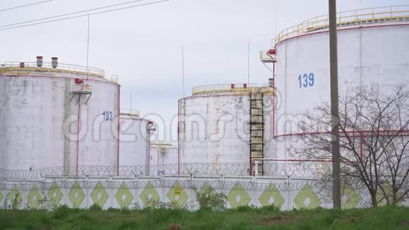 炼油厂的大型油罐视频的预览图