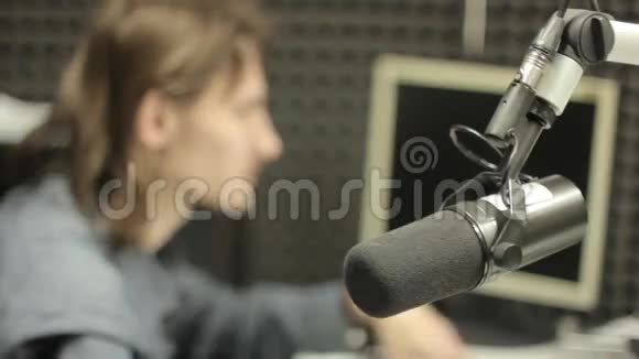 一个在广播室说话的男人视频的预览图