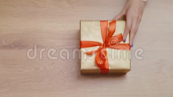 买生日快乐礼物信用卡付款视频的预览图