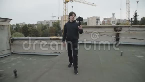 英俊的记者自己在街顶拍摄一段视频4K视频的预览图