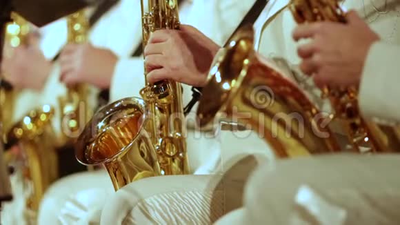 穿白色西装的萨克斯演奏家演奏爵士乐小动作视频的预览图