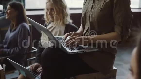 混合种族的年轻人工作听在阁楼办公室的商业培训女人在笔记本电脑上打字视频的预览图